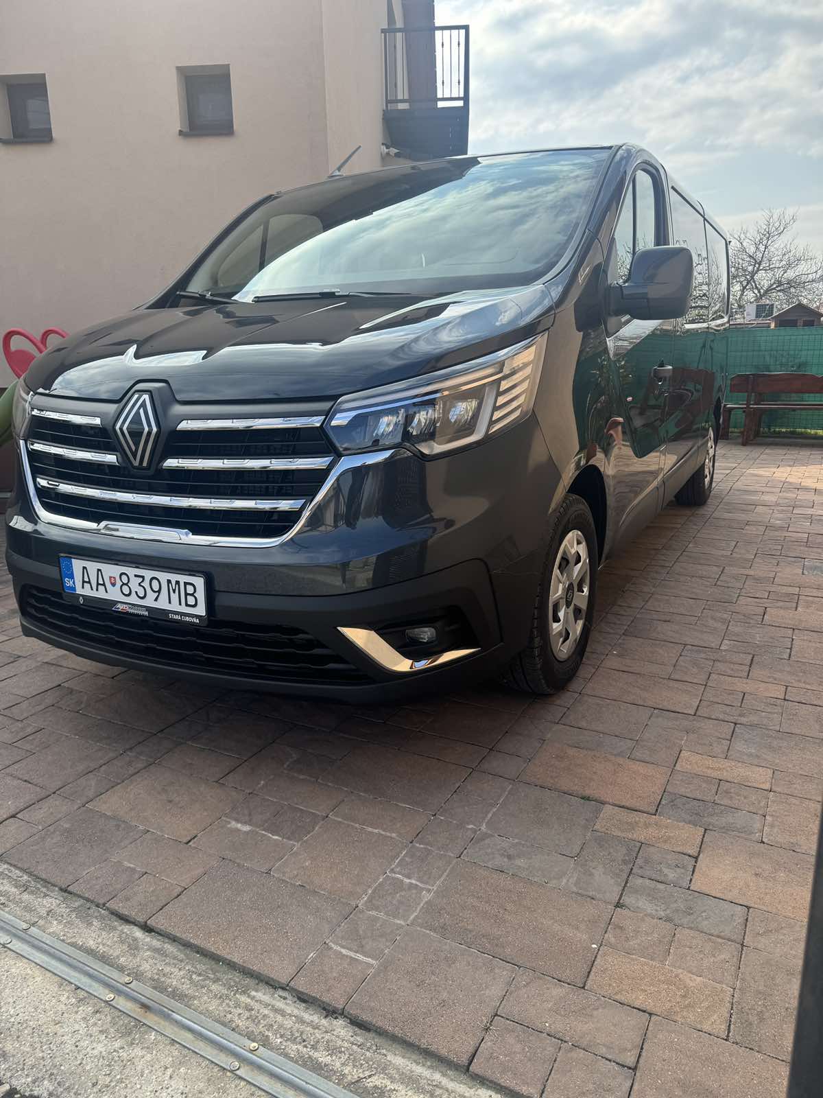 Renault Trafic, 9 miest